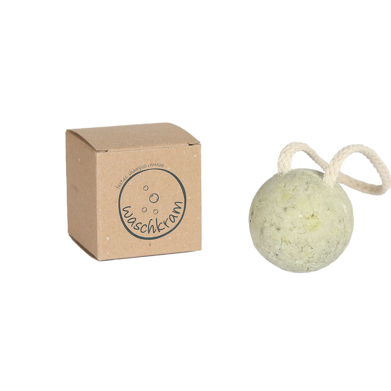 Ökologisch verpackte und nachhaltig produzierte Shamookugel mit Minze. Erfrischt deine Kopfhaut und ist bei leicht fettendem Haar besonders toll!
